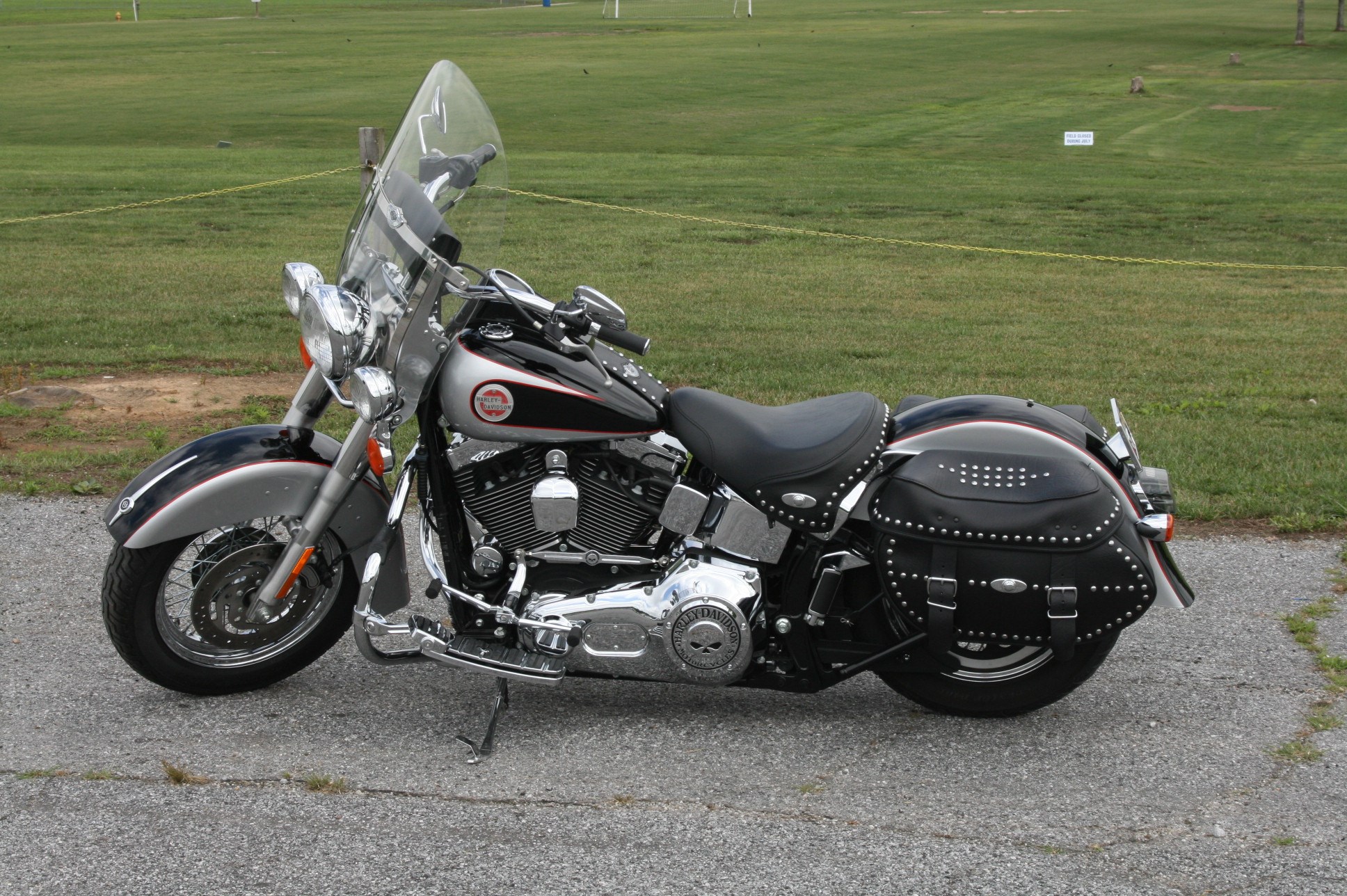 2003 HarleyDavidson® FLSTC/I Heritage Softail® Classic (Black/Silver